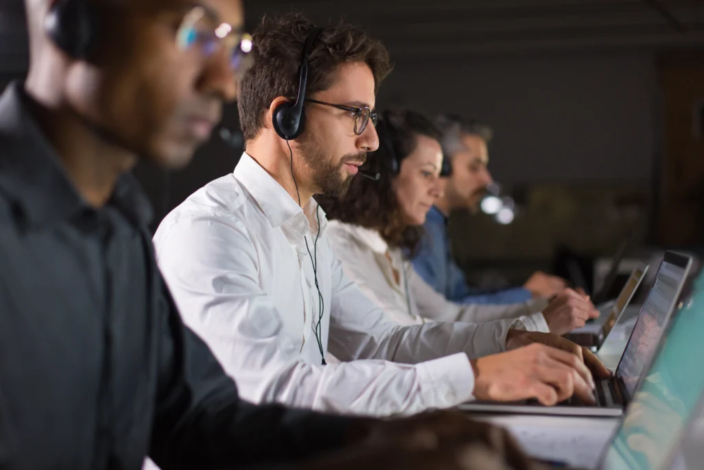 confident call center operator talking with client grupo de pessoas trabalhando em call center