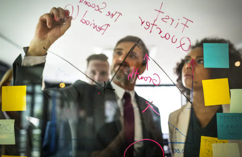 african-afro-agency-american-analyzing-board-1454387-pxhere.com_-e1659364455106 gestão estratégica de pessoas