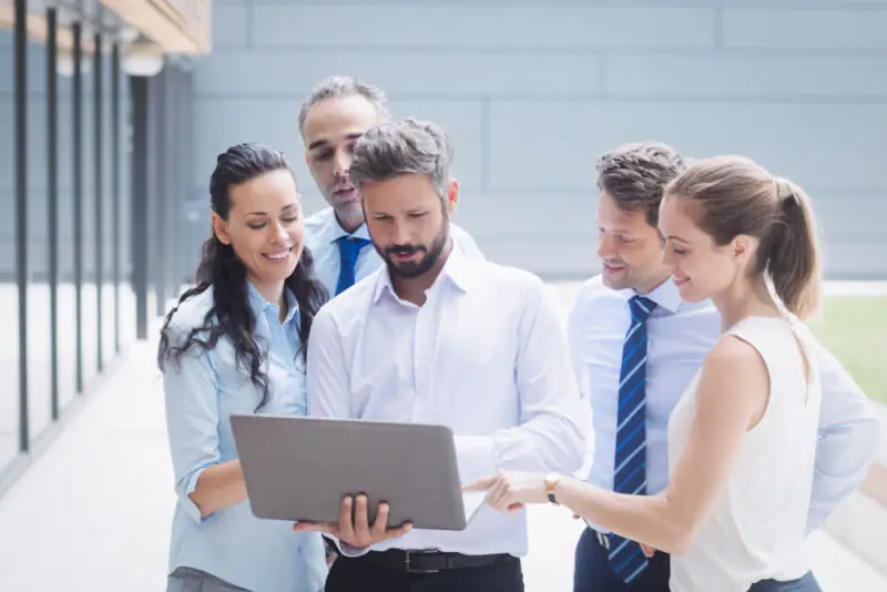 businesspeople-discussing-over-laptop-e1659373724568