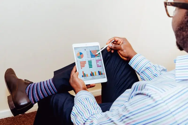 computer-hand-man-working-person-technology-1076173-pxhere.com_-e1659364320158 indicadores de produtividade