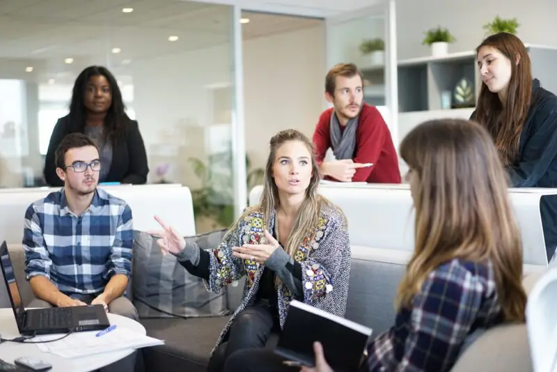 computer-working-person-group-people-meeting-559565-pxhere.com_-e1659363643201 papel da liderança