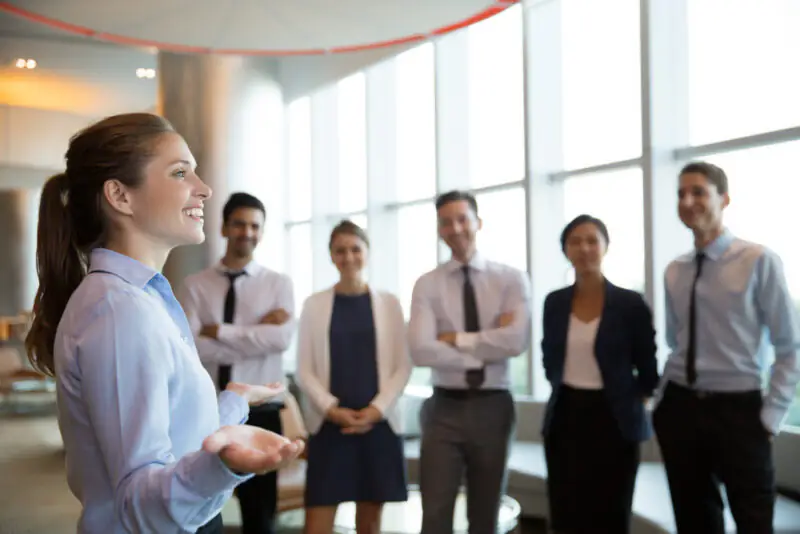 female-executive-manager-and-team-e1659373675381 tipos de liderança