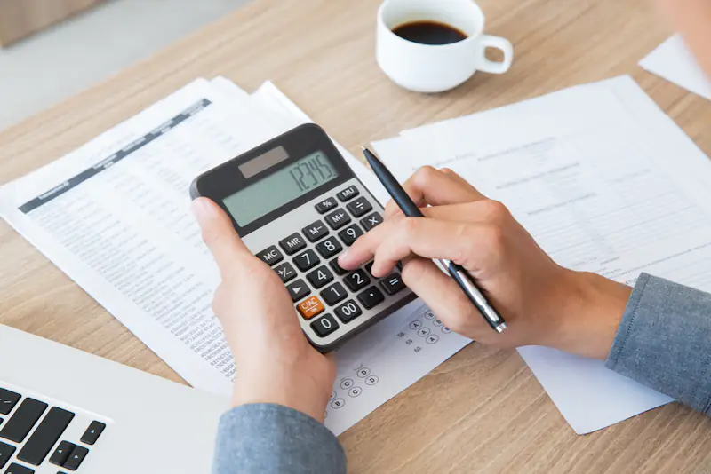finance-accounting-paper-desk-using cálculo rescisão