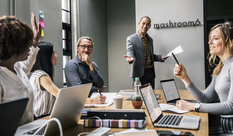 mulher se expressando em reunião de equipe mulher se expressando em reunião de equipe
