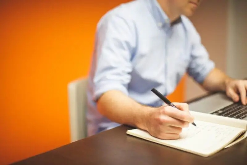man-people-space-desk-e1659125125904 controle de férias