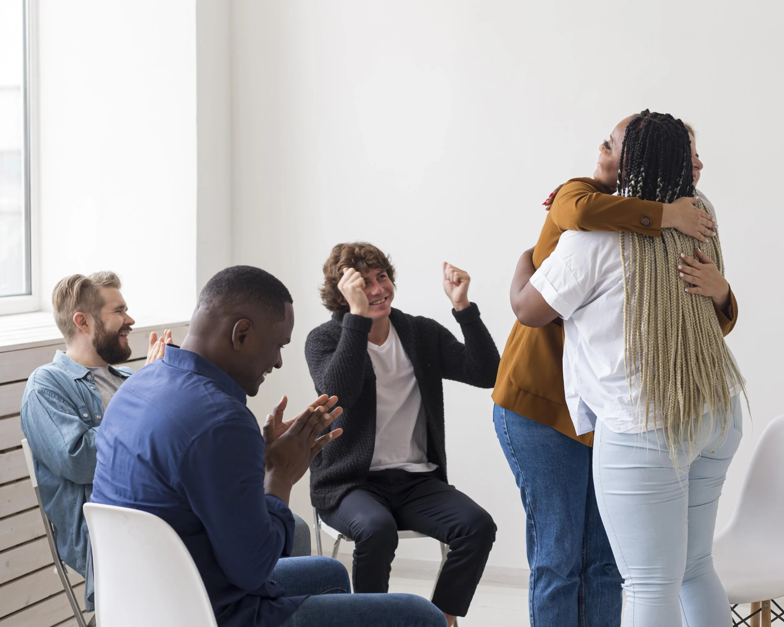 pessoas de filmagem media se unindo na reuniao scaled pessoas de filmagem media se unindo na reuniao scaled