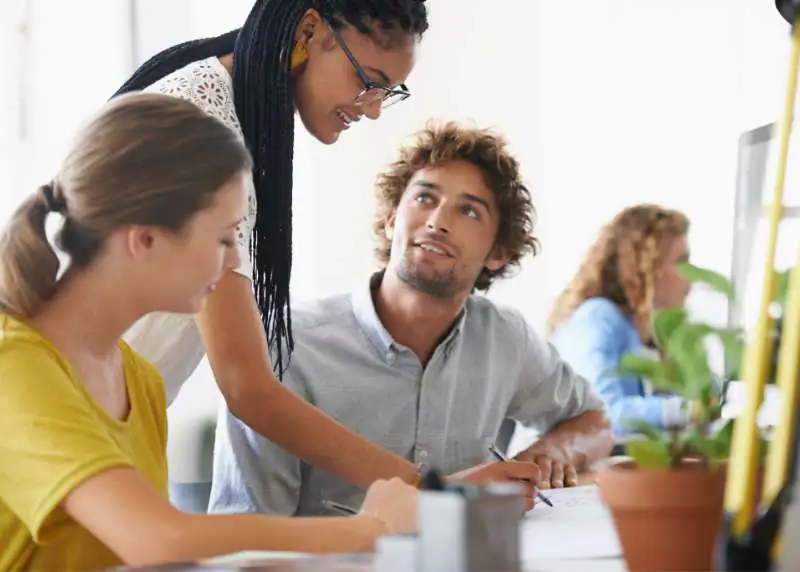 funcionária no período de experiência fazendo atendimento ao cliente funcionária no período de experiência fazendo atendimento ao cliente