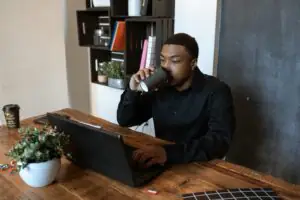 Em dúvida sobre que tipo de trabalho você pode fazer em casa? Veja aqui ótimas opções para você exercer uma profissão home office, como freelancer ou funcionário. Está pensando em trabalhar em home office? Se você deseja trabalhar de forma tranquila, num ambiente confortável e que dê mais tempo para conciliar com a vida pessoal, procurar exercer uma profissão home office é uma boa ideia. Atualmente, existem vários tipos de oportunidades que servem tanto para obter uma renda extra quanto para ganhar um salário. Há ocupações que oferecem horários mais flexíveis e permitem associar uma atividade profissional com cuidados com filhos, estudos e lazer com mais equilíbrio. Também existe a opção de atuar remotamente como funcionário de uma empresa em período integral e ter a vantagem de construir em uma carreira sem sofrer com deslocamentos desnecessários. Contudo, saber por onde começar buscar uma vaga remota, algumas vezes, é complicado. Sendo assim, este texto apresentará tipos de trabalhos que você pode fazer em casa e também dará dicas sobre como se organizar para não ter problemas com um emprego home office. Então, continue lendo... Tipos de trabalho home office Quais tipos de profissões mais geram oportunidades de trabalho home office? Confira a resposta dessa pergunta na lista abaixo e descubra qual ocupação é mais viável para você. Marketing e Propaganda Um profissional de marketing e propaganda no regime de trabalho remoto é responsável por promover produtos e serviços de uma empresa. Por esse motivo, ele pode se especializar em vários tipos de atividades, entre elas pesquisa de mercado, planejamento de campanhas, gerenciamento de redes sociais, análise de dados e mais. Há vagas nesse sentido em sites como Catho, LinkedIn, Workana, Remotar e outros. Para ganhar dinheiro com algumas dessas oportunidades é necessário ter formação acadêmica, enquanto para outras não exigem nem experiência na área. Principalmente no segmento de marketing digital estão as formas de trabalho mais acessíveis. Designer gráfico e Editor Como designer gráfico e editor de imagens home office você pode criar logotipos, banners, materiais promocionais, animações e diferentes tipos de artes visuais. Outras opções são fazer a edição de fotos, ilustrações, montar renderizações e mais. Online estão disponíveis diversos cargos tanto para trabalhos freelancers quanto com registro em carteira. É possível encontrá-las frequentemente em portais, como Vagas, LinkedIn, Catho, 99Freelas e Workana. Estudar por meio de cursos, tutoriais ou graduação pela web é um jeito prático de adquirir conhecimento na área. Mas aprender sozinho a usar, por exemplo, Photoshop ou CorelDraw e montar um portfólio também serve para ter êxito com projetos. Tradutor Se você fala mais de uma língua, pode encontrar trabalhos nesta modalidade para traduzir documentos, textos, aplicativos, filmagens e sites. Online é fácil localizar projetos de curto e longo prazo em plataformas, como 99Freelas, Workana, Remotar Upwork, Freelancer, ProZ e Translate. Há alguns tipos de vagas que são simples e permitem até mesmo quem ainda está aprendendo outro idioma se candidatar para conseguir uma renda extra. No entanto, o ganho costuma ser maior para aqueles que fazem prestação de serviço especializada em traduções técnica, jurídica, médica, literária, entre outras. Contador Para quem gosta de fazer cálculos financeiros e deseja obter uma renda alta realizando atividades em casa, deve investir no trabalho de contador home office. Nessa profissão, sua função é de organizar e analisar documentos contábeis, preparar demonstrativos, elaborar declarações fiscais e mais. Para empreender no segmento, é necessário concluir um curso superior em Ciências Contábeis e conseguir o registro no Conselho Regional de Contabilidade (CRC). Caso você já tenha feito isso, é possível buscar vagas em sites de emprego, por exemplo, LinkedIn ou oferecer seus serviços por um blog, redes sociais e fóruns. Desenvolvedor de softwares Desenvolvedores de softwares são responsáveis por escrever códigos, montar programas e testá-los. Também se trata de um trabalho em equipe, mas que pode ser feito no conforto do lar. Nos portais 99Freelas, Upwork e Workana aparecem projetos para freelancer com frequência, porém no LinkendIn, Vagas.com e Catho estão os empregos formais. O jeito mais fácil de ingressar nessa área é realizando um curso online de graduação ou técnico em TI. Nele, você deve aprender a programar em linguagens mais utilizadas na indústria, entre elas Python, JavaScript, HTML, C#, etc. Com isso, será possível ganhar um salário generoso exercendo a profissão sem sair de casa. Analista de sistemas e áreas correlacionadas As principais funções de analista de sistema correspondem a analisar, projetar, criar e implementar softwares que atendam às necessidades de um cliente. Portanto, ele tem a opção de efetuar esse tipo de atividade home office de qualquer lugar do mundo. Aliás, nessa categoria, há vagas em aberto na maioria dos sites de emprego e com bom salário. Contudo, é essencial ter curso universitário, tecnólogo ou bootcamp em ciência da computação, engenharia de software ou áreas relacionadas. Para conseguir uma chance de atuar na área, você precisa dominar linguagens de programação. Além disso, necessita saber se comunicar com desenvoltura com os clientes. Escritor Atualmente, um grande número de escritores ganha dinheiro produzindo artigos web, posts para blogs, e-books, roteiros para Youtube, entre outros. Normalmente, esse tipo de prestação de serviço é oferecido em plataformas especializadas em trabalhos autônomos, entre eles Remotar, 99Freelas, VintePilas e Workana. No entanto, algumas empresas ocasionalmente procuram redatores para atuar de modo home office em período integral. Você pode encaminhar seu currículo para editoras, por exemplo, Abril, Três, Globo e Nova Cultura em busca dessas vagas. Além disso, avalie se jornais e revistas da sua região admitem funcionário remoto. Assistente virtual No teletrabalho, o trabalho de um assistente virtual consiste em dar suporte administrativo e criativo a empreendedores. Alguns tipos de tarefas que ele costuma executar são o gerenciamento de e-mails, agendamento de compromissos, atualização de mídias sociais, pesquisa online, preparação de relatórios, atendimento ao cliente, entre outras atividades. Se você é uma pessoa organizada que sabe lidar com softwares de edição de documentos e tem boa escrita, pode enviar seu currículo pelo LinkedIn ou Vagas.com. Nesses sites, há oportunidades para exercer a função em tempo integral contratado por uma empresa. Também existem os portais do 99Freelas e Workana que são para freelancers. Professor Como professor home office você pode dar aulas presencialmente em um quarto separado da sua casa, basta colocar uma placa oferecendo seus serviços para conseguir seus primeiros alunos. Outra opção consiste em realizar esse tipo de trabalho pela internet de modo ao vivo ou gravado e disponibilizar em plataformas como Youtube. Sempre há pessoas interessadas em aprender algo, por exemplo, idiomas, cozinhar, tocar um instrumento, consertar aparelhos, programar e mais. Portanto, elabore um plano de aulas sobre algum assunto que você domine e faça a divulgação entre amigos, parentes, nas redes sociais e tenha um site próprio para ganhar dinheiro dessa forma. Consultor Um consultor online é um profissional que oferece orientação e aconselhamento sobre uma área específica para pessoas físicas ou empresas. O campo de atuação abrange setores, como negócios, marketing digital, saúde, vida pessoal, finanças e outros. Ele desempenha suas tarefas home office por videochamadas, e-mails, mensagens e ligações. Para começar a fazer esse tipo de trabalho, é necessário verificar em qual ramo você possui experiência e conhecimentos sólidos para ajudar seus clientes. A partir daí, crie um site, blog e um espaço nas redes sociais para promover seus serviços. Considere ainda participar de fóruns, grupos da internet e eventos relacionados ao assunto. Gestor de redes sociais Um gestor de redes sociais administra as contas e perfis de empresas ou pessoas em plataformas, como Facebook, Instagram, Twitter, LinkedIn, entre outras. Ele tem a função de criar estratégias para aumentar o alcance, o engajamento e a visibilidade de uma marca, além de monitorar o desempenho das campanhas. Esse tipo de trabalho não requer diploma universitário, ele é voltado para quem conhece todas as funcionalidades e se mantém engajado nas redes sociais. Geralmente, funciona remotamente, mas varia na quantidade de vagas freelancers e com contrato com empresas. Muitas das vagas estão em sites, como Workana, Remotar e 99Freelas. Dicas para trabalhar em home office Sabia que muitos profissionais têm problemas com trabalho feito em casa? Continue lendo e descubra quais são os tipos e como prevenir esses contratempos que podem interferir na sua rotina no home office. Tenha um bom equipamento para trabalho Ter um computador que trava e fica lento ao rodar diferentes tipos de programas, com certeza, fará você perder tempo e, algumas vezes, atrasar a entrega do seu trabalho. Portanto, invista em um aparelho que favoreça seu bom desempenho. Pensando nisso, para ver ótimos dispositivos confira também Os 10 Melhores Notebooks. Além disso, é aconselhável que tenha um monitor separado, principalmente se for realizar um tipo de atividade que envolve edição gráfica. Com esse visor à parte se torna mais fácil perceber pequenos detalhes, ter maior qualidade de imagem e reduzir incômodos na visão. Nesse sentido, para encontrar excelentes modelos veja também Os 10 Melhores Monitores. Tome cuidado com a iluminação do seu espaço de home office Para criar ambiente de trabalho produtivo no home office, lembre-se que a claridade do recinto deve ser equilibrada para que seja confortável para os seus olhos. Experimente diferentes tipos de layout até achar o resultado ideal. Use uma lâmpada LED branca, neutra ou natural para iluminar o local de maneira nítida e eficiente. Coloque a mesa próxima a janela, pois a luminosidade do dia é benéfica para nosso bem-estar, em geral, e ainda ajuda a reduzir a fadiga visual. Contudo, se o excesso de luz for grande, incomoda a visão e gerará brilho demais computador. Nesse caso, utilizar cortinas ou persianas é uma boa solução. Tenha uma boa internet Ter uma boa internet é essencial para realizar qualquer tipo de trabalho remoto. Para fazer atividades básicas como navegação na internet, direcionar e-mails e usar aplicativos de mensagens, uma conexão com velocidade de download de pelo menos 3 a 5 megabits por segundo (Mbps) costuma ser suficiente. Contudo, videochamadas em alta definição por meio de softwares como Zoom, Microsoft Teams, Google Meet ou Skype, requer uma quantidade maior. Então, se você for participar com frequência de videoconferências ou transferir arquivos grandes, é aconselhável que tenha no mínimo um pacote com velocidade de download de 5 a 10 Mbps. Faça pausas durante o dia Fazer pausas regulares durante o expediente de home office é essencial para manter a produtividade, evitar o esgotamento, além de garantir o bem-estar físico e mental. Considere fazer intervalos de 10 minutos a cada uma ou duas horas ou em outro período que seja adequado ao seu fluxo de trabalho e suas necessidades pessoais. Nesse tempo, levante-se, estique o corpo e faça alguns exercícios leves. Esses tipos de atitudes ajudam a melhorar a circulação, aliviar a tensão muscular e a combater o sedentarismo. Mas evite distrações como abrir as redes sociais, pois elas podem roubar sua atenção e atrapalhar nas suas tarefas. Tenha metas e objetivos bem estabelecidos Estabelecer metas e objetivos para realizar qualquer tipo de teletrabalho é fundamental para manter a produtividade e o foco nas atividades. Então, pense em como concluir suas tarefas com propósitos realistas. Sempre defina prazos e horários para iniciar e finalizar cada etapa. Liste os seus principais afazeres e identifique quais tipos são mais urgentes para o dia. Procure no começo do expediente se concentrar nos assuntos mais complexos e importantes. Não se esqueça de ainda de manter um registro do seu desempenho e adicione ajustes para progredir continuamente. Mantenha a rotina e organização Você conseguirá ser mais produtivo num trabalho home office, se estiver num ambiente organizado. Portanto, separe um local na sua casa para ser o seu escritório, mas tem que ser um espaço tranquilo com pouco barulho. Equipe o lugar com os tipos de móveis ideais para garantir seu conforto e favorecer sua concentração. Considere investir em uma cadeira do tipo ergométrica para prevenir dores nas costas, tensão em pescoço e ombros. Uma mesa regulável da mesma forma é apropriada, principalmente se mais alguém, além de você, usa o computador. Utilizar armários e prateleiras, muitas vezes, ajuda a conservar a boa arrumação do local. Aproveite as dicas e escolha o tipo de home office que mais combina com você! Há diversas oportunidades para você conseguir um trabalho na modalidade home office. Existem vagas freelancers que costumam ser mais flexíveis e permitem que combine sua vida pessoal e profissional. Por outro lado, os empregos de período integral feito em casa reduzem o estresse relacionado ao deslocamento. trabalho home office