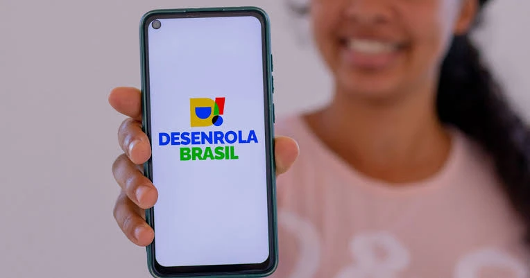 empreendedora utilizando o aplicativo do desenrola brasil empreendedora utilizando o aplicativo do desenrola brasil