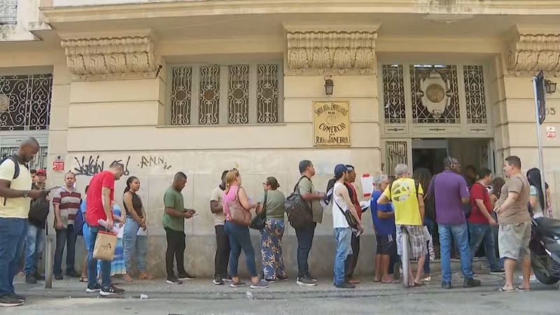 Fila no Sindicato dos Comerciários do Rio de Janeiro — Crédito: Reprodução/TV Globo