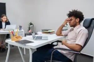 faltar no feriado