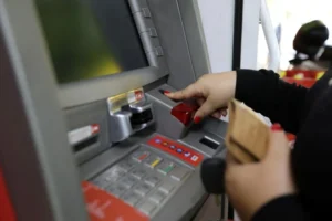 que horas o salário cai na conta (crédito Banco 24horas)