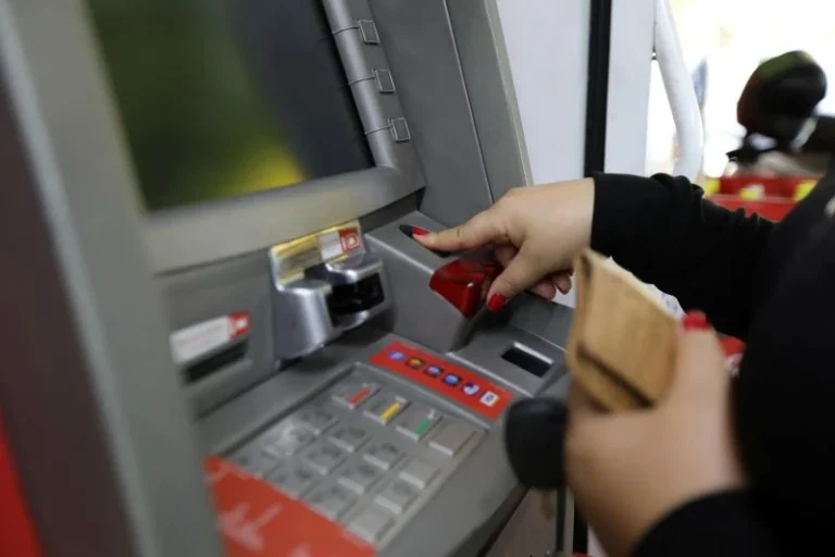 que horas o salario cai na conta
