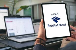 homem usando tablet para acessar o portal e-cac