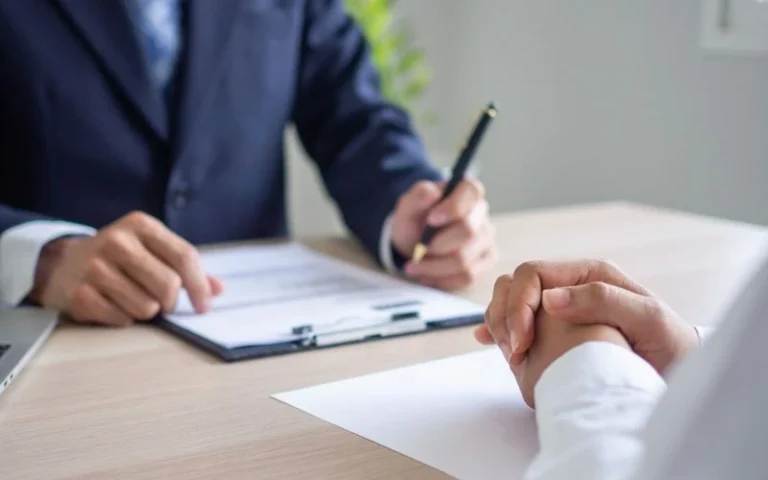 funcionário assinando rescisão indireta