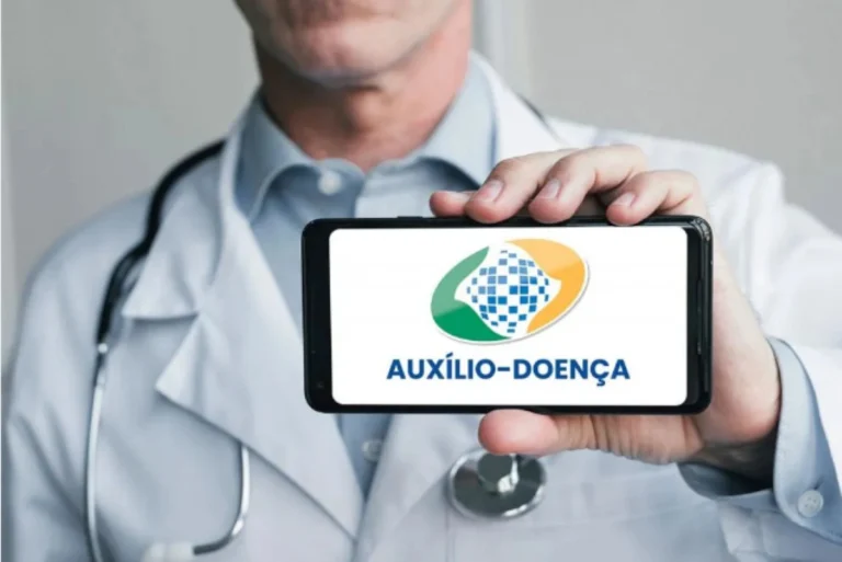 médico usando jaleco branco segurando um celular que está conectado ao site do auxílio doença para saber quais são seus benefícios por incapacidade