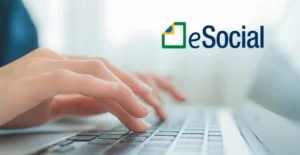 pessoa digitando no computador para acessar o eSocial