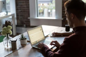 homem usando computador em trabalho remoto
