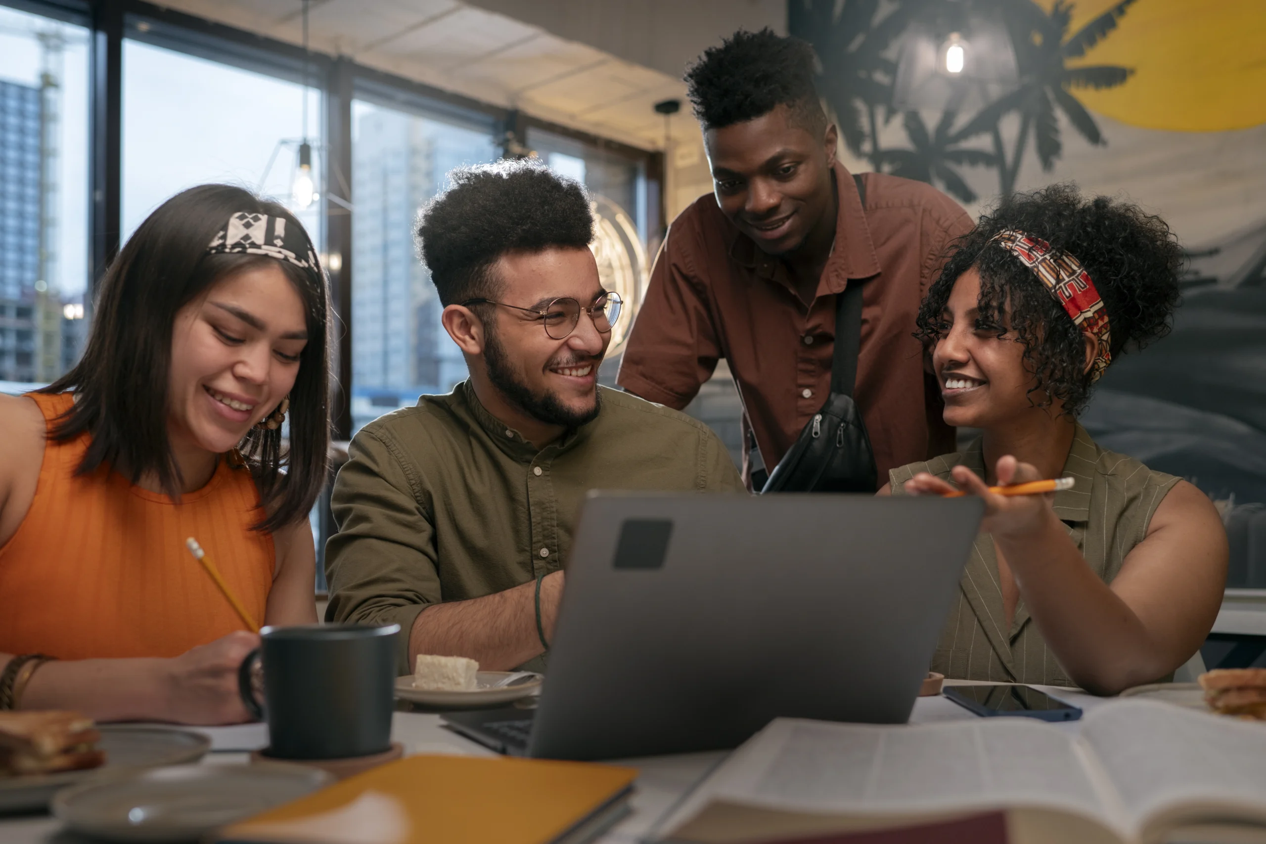 amigos latinos de tom medio sair scaled amigos latinos de tom medio sair scaled