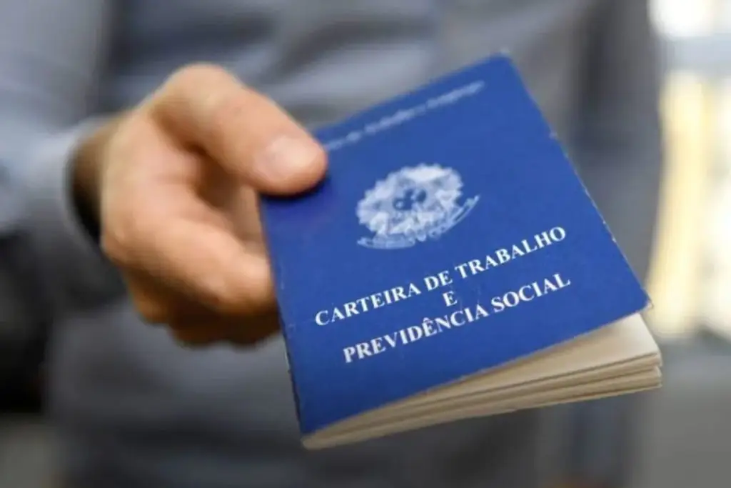 homem segurando uma carteira de trabalho 1024x683 1 homem segurando uma carteira de trabalho 1024x683 1