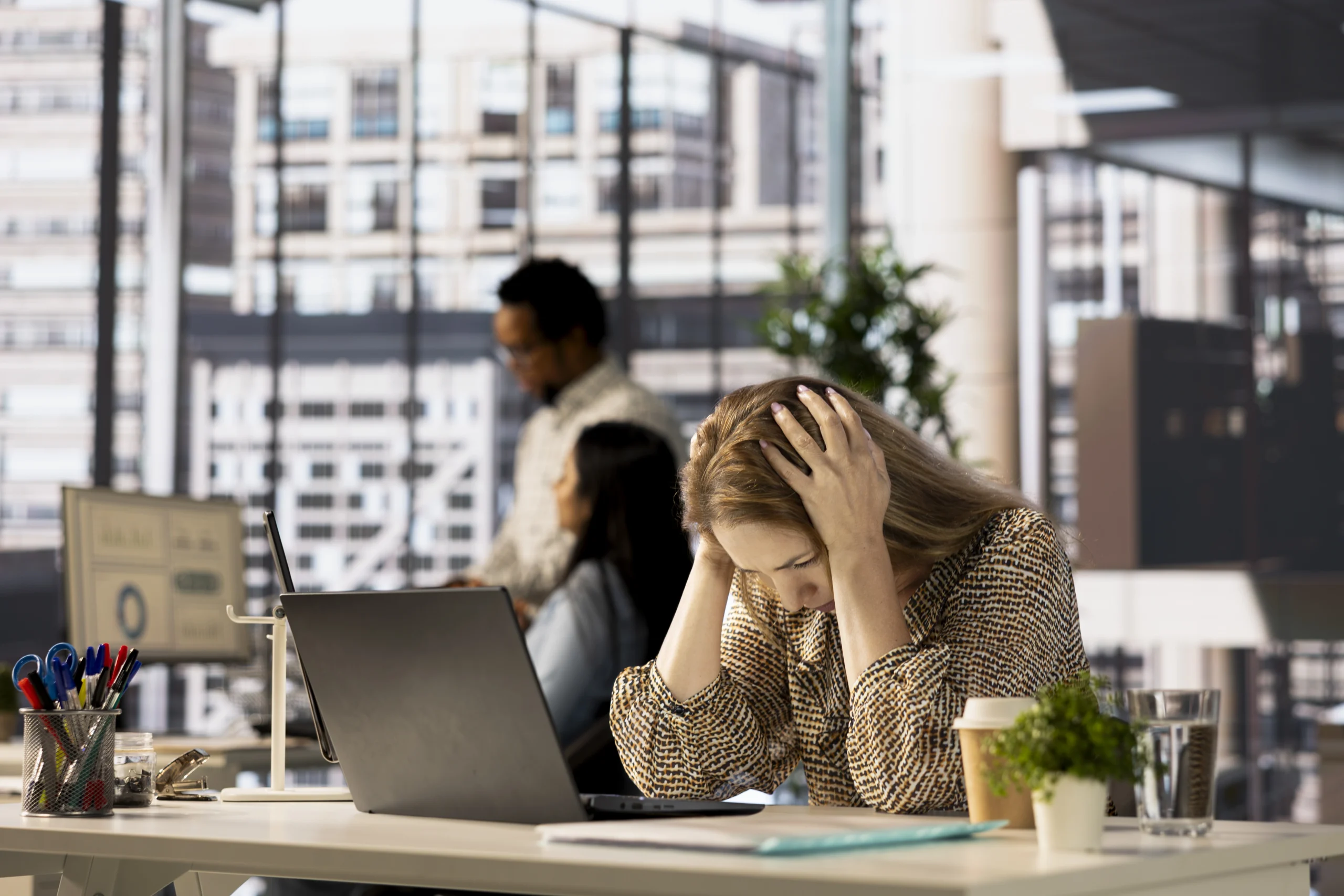 mulher de negocios estressada enfrenta enxaqueca por pressao corporativa scaled mulher de negocios estressada enfrenta enxaqueca por pressao corporativa scaled
