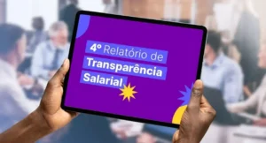 pessoa segurando tablet aberto na página do Relatório de Transparência Salarial 2025