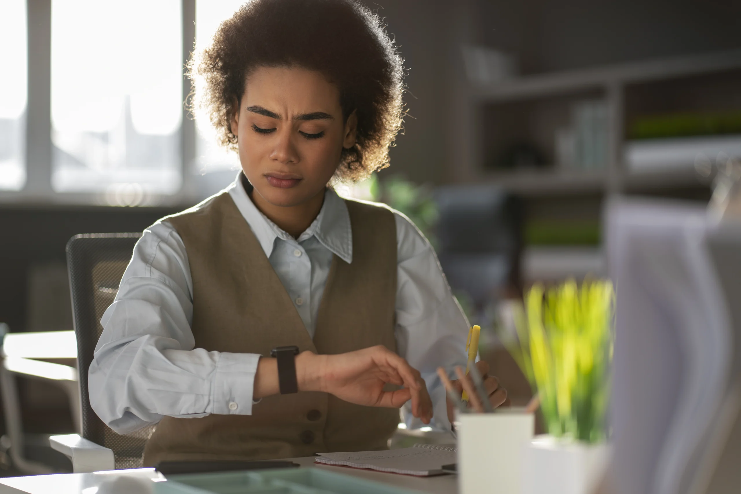 vista frontal mulher trabalhando como economista 2 scaled vista frontal mulher trabalhando como economista 2 scaled