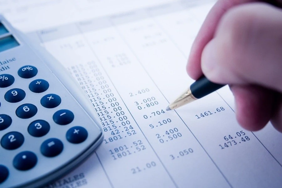 Pessoa calculando os dados da folha de pagamento Pessoa calculando os dados da folha de pagamento
