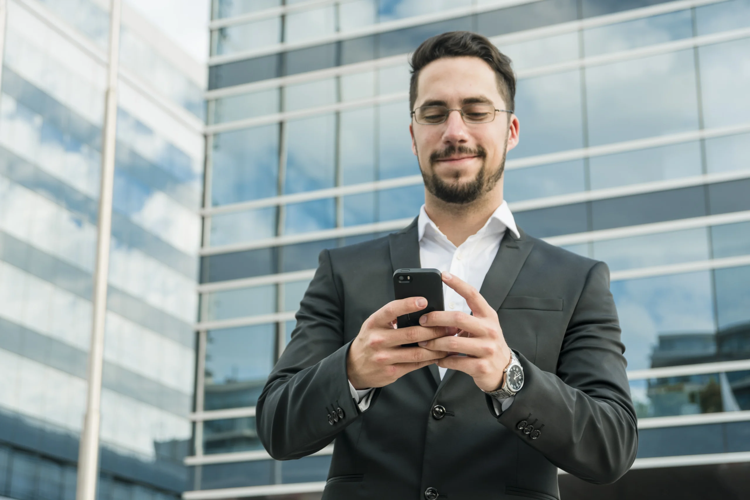 bonito homem negocios desfrutando messaging texto ligado telefone movel scaled ponto digital para startups