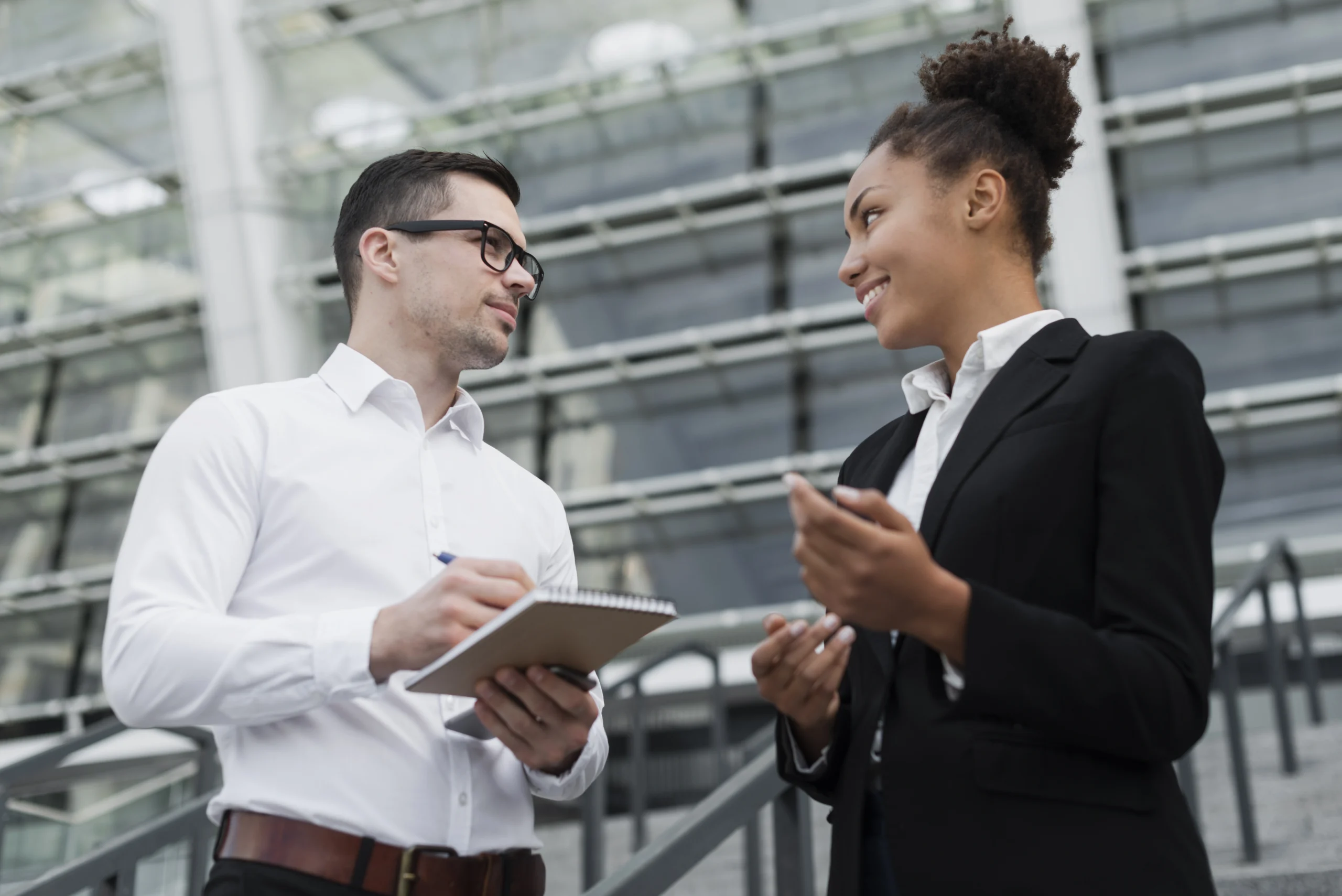 colegas de negocios felizes tiro medio scaled colegas de negocios felizes tiro medio scaled