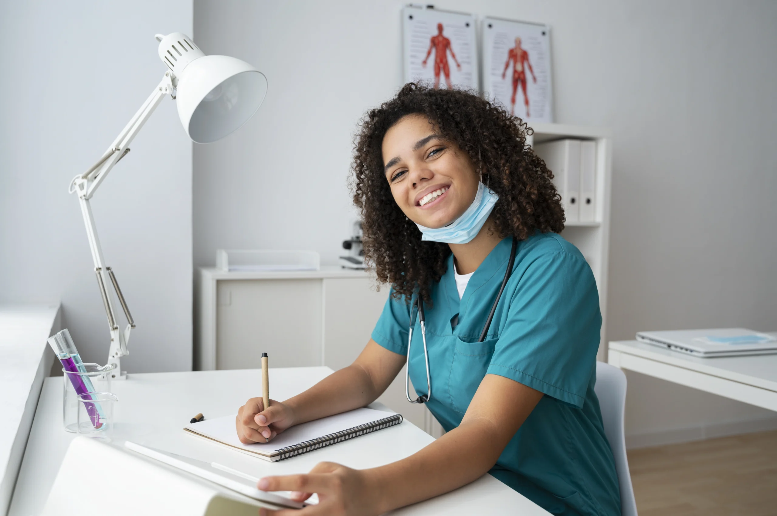 Escala 24x72: como adotar, o que diz a CLT, quais são as regras enfermeira praticando medicina na clinica scaled