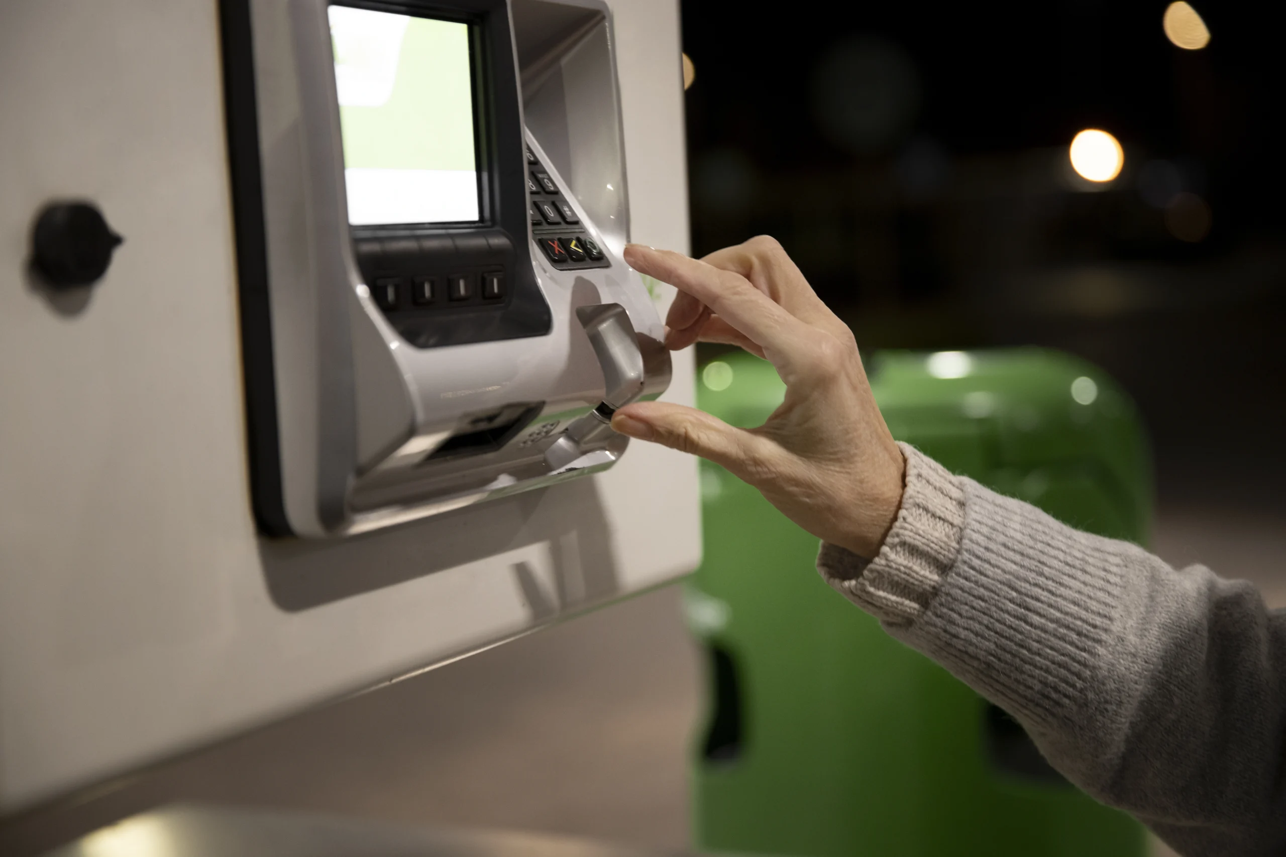 Pessoa utilizando o relógio de ponto para fazer as marcações do expediente Pessoa utilizando o relógio de ponto para fazer as marcações do expediente