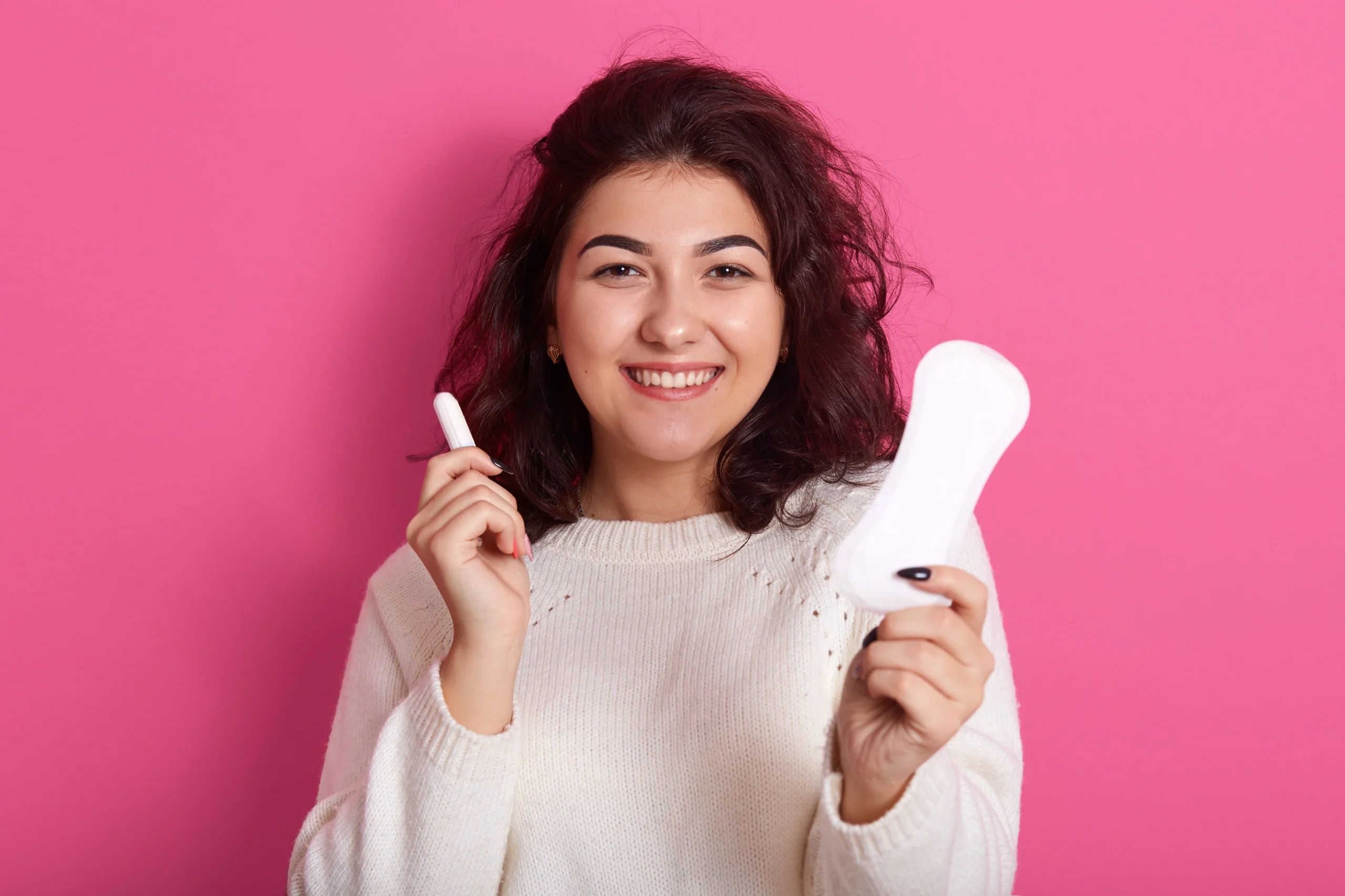 foto de mulher energetica alegre com cabelo encaracolado escuro em pe isolado sobre o rosa scaled foto de mulher energetica alegre com cabelo encaracolado escuro em pe isolado sobre o rosa scaled