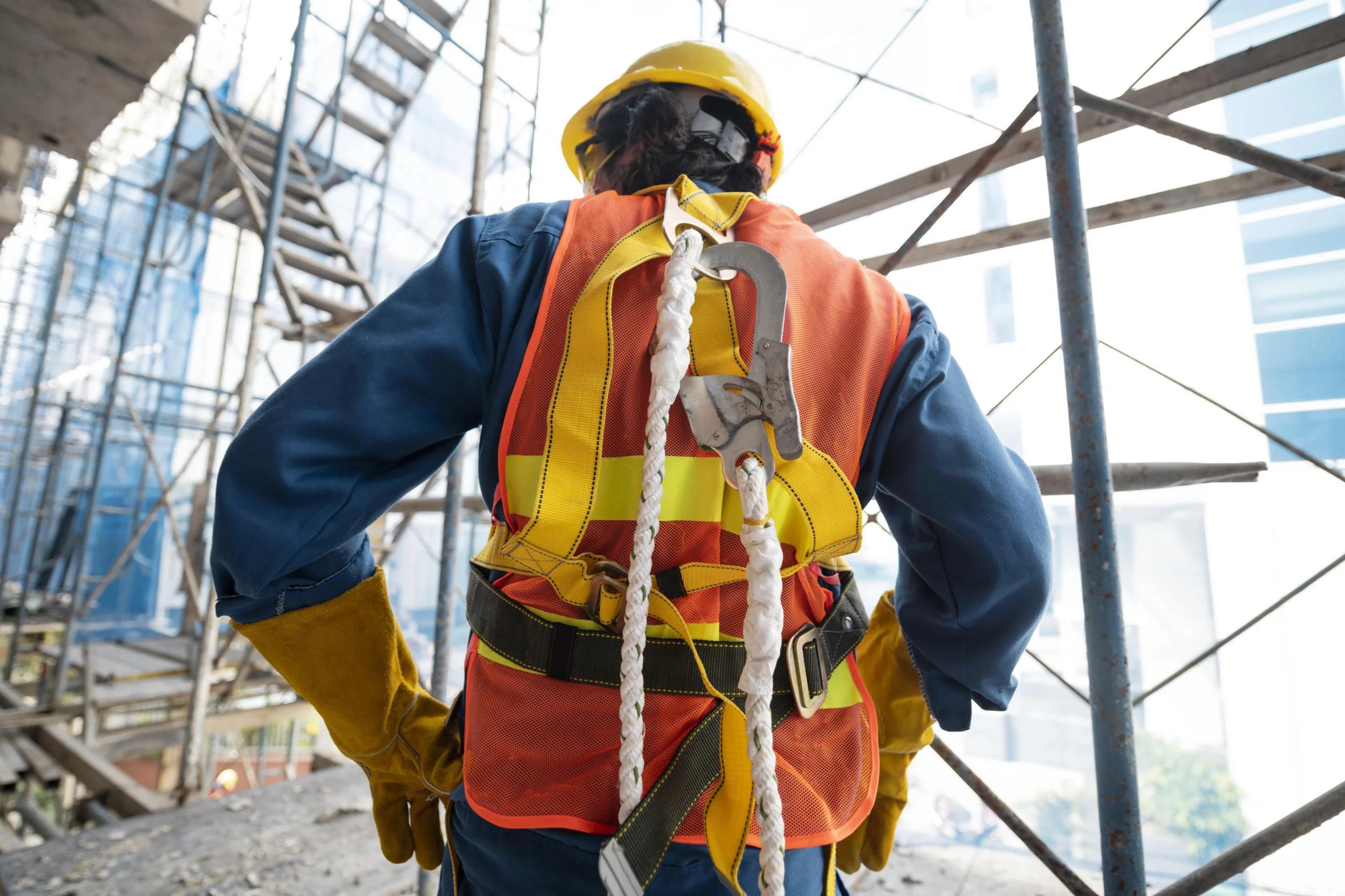 homem de visao traseira com equipamento de seguranca scaled homem de visao traseira com equipamento de seguranca scaled