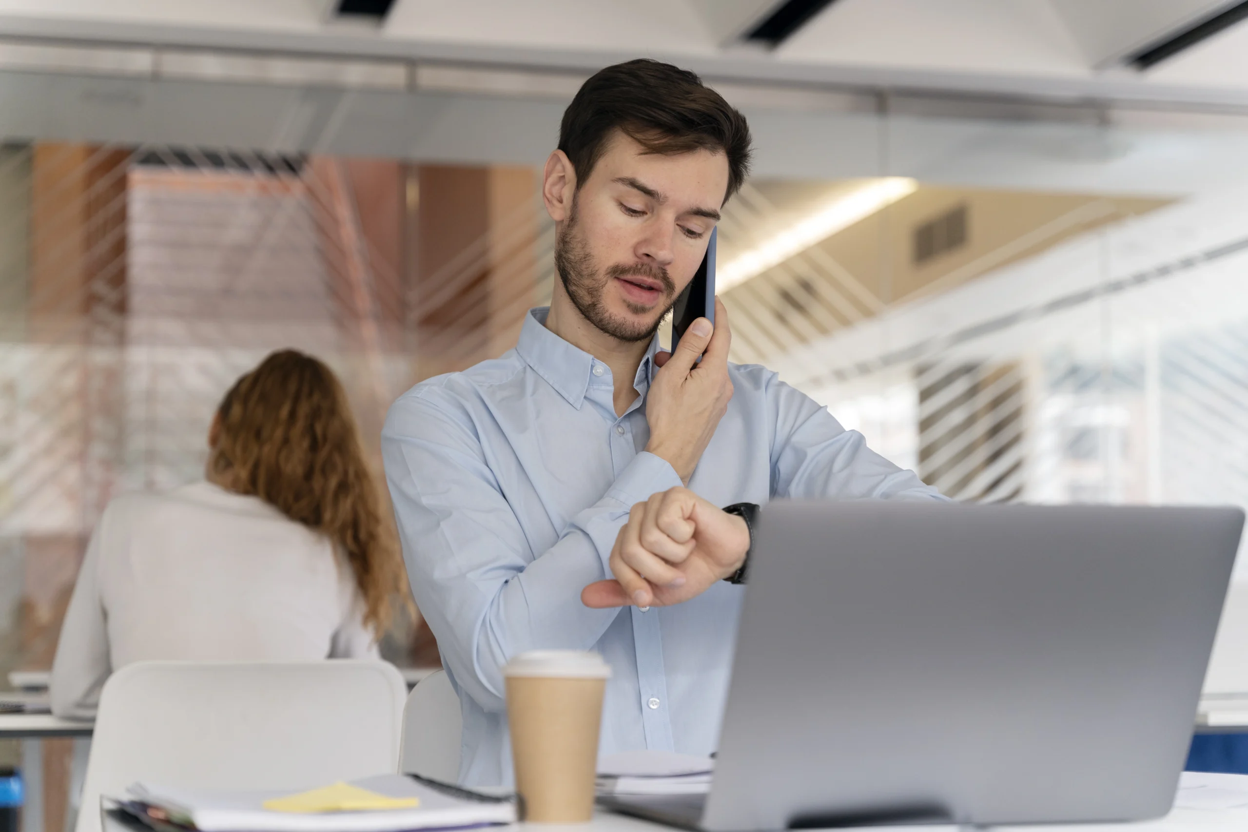 funcionário olhando o relógio para registrar o ponto na empresa funcionário olhando o relógio para registrar o ponto na empresa