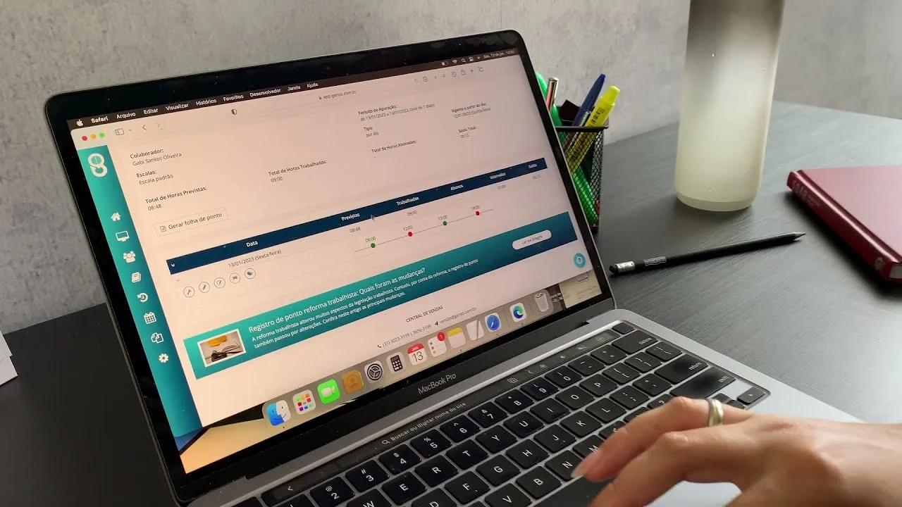 profissional de RH realizando a gestão do ponto com a Genyo profissional de RH realizando a gestão do ponto com a Genyo