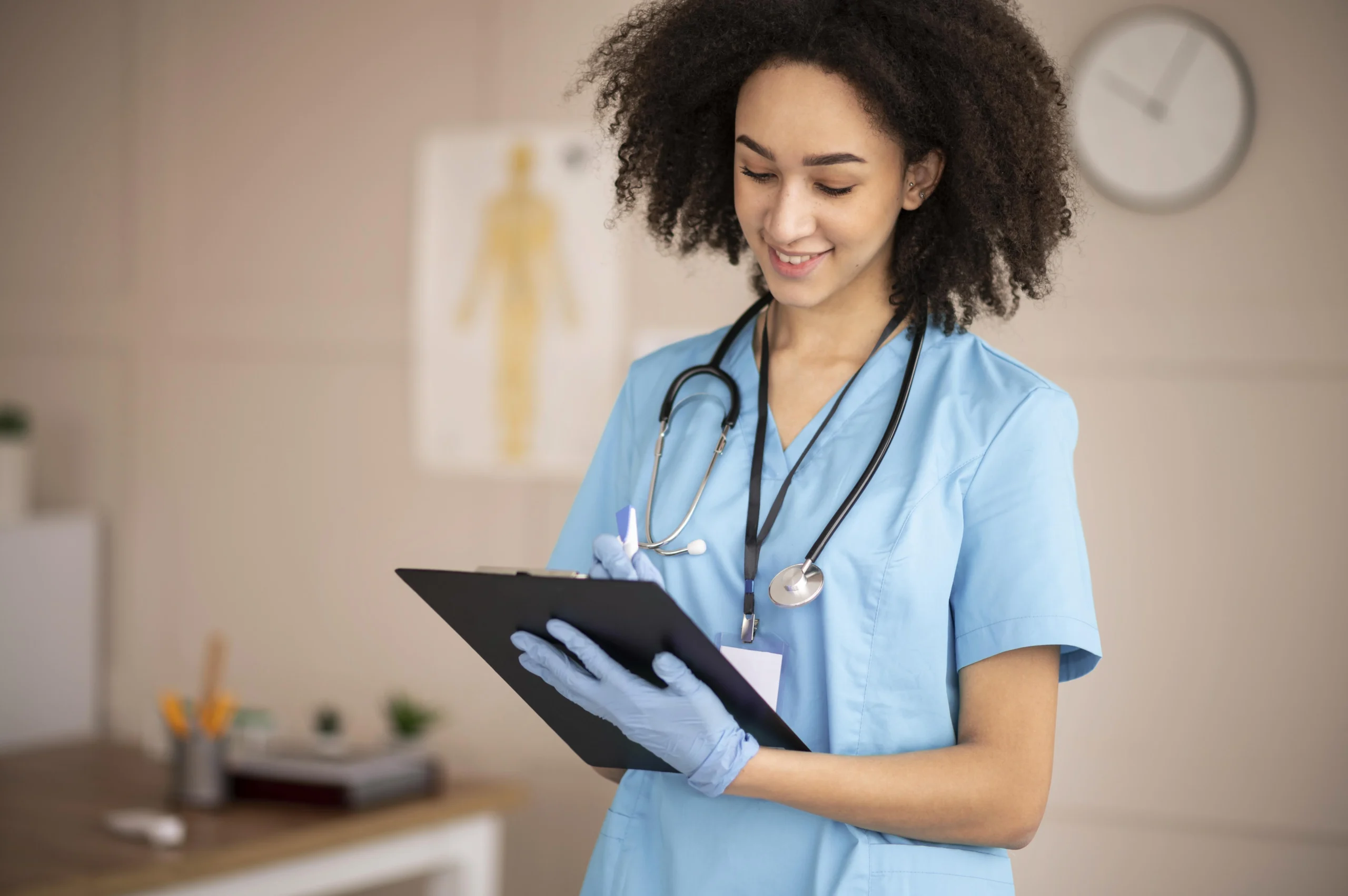 medica fazendo anotacoes em uma prancheta scaled medica fazendo anotacoes em uma prancheta scaled