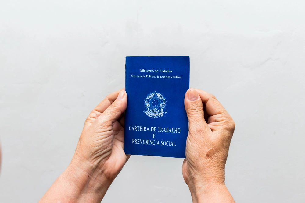 Profissional analisando documentos para identificar vínculo fantasma Profissional analisando documentos para identificar vínculo fantasma