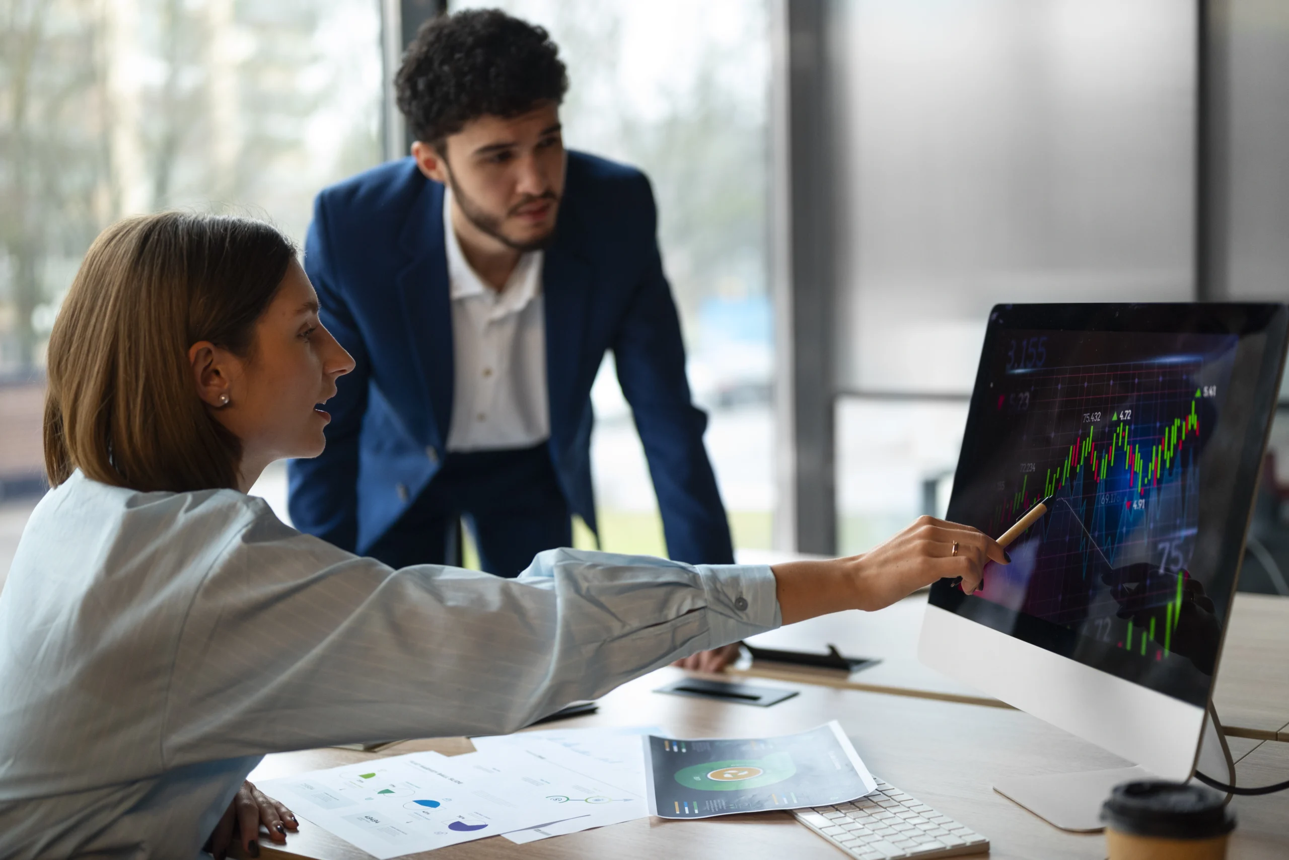 pessoas no escritorio analisando e verificando graficos financeiros scaled pessoas no escritorio analisando e verificando graficos financeiros scaled