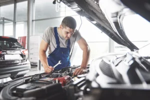 trabalhador de servico de carro muscular reparando o veiculo 1 ponto eletrônico para oficina mecânica