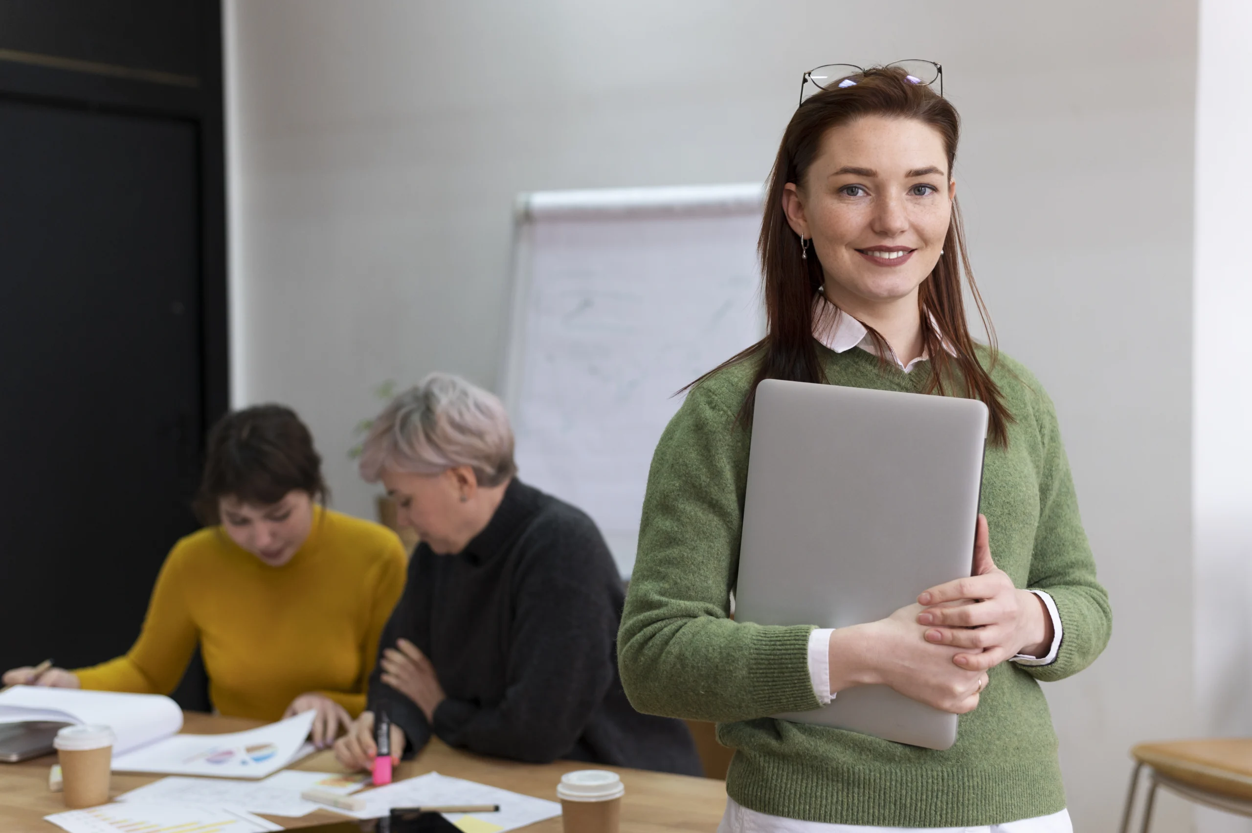 trabalhadores de escritorio trabalhando juntos como uma equipe scaled trabalhadores de escritorio trabalhando juntos como uma equipe scaled