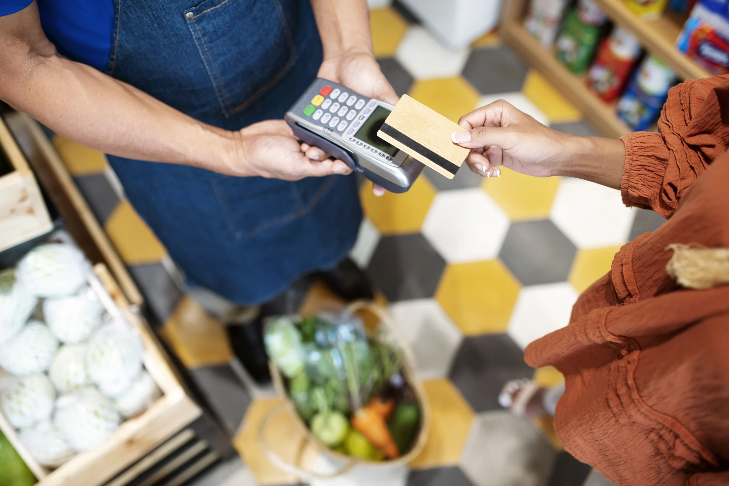 varejista local ajudando seu cliente pagar scaled varejista local ajudando seu cliente pagar scaled