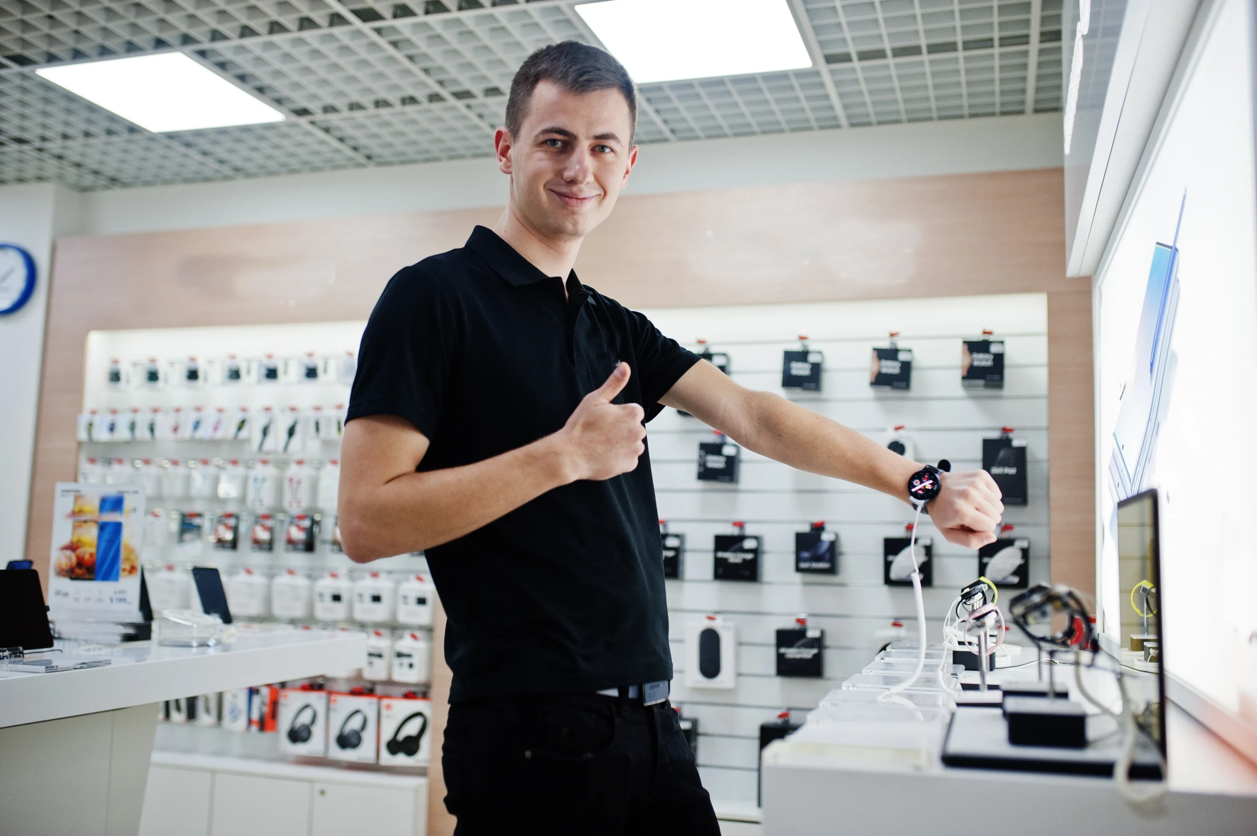 vendedor consultor profissional de celular em loja de tecnologia ou loja verifique novos relogios inteligentes scaled ponto digital para lojas de eletrônicos