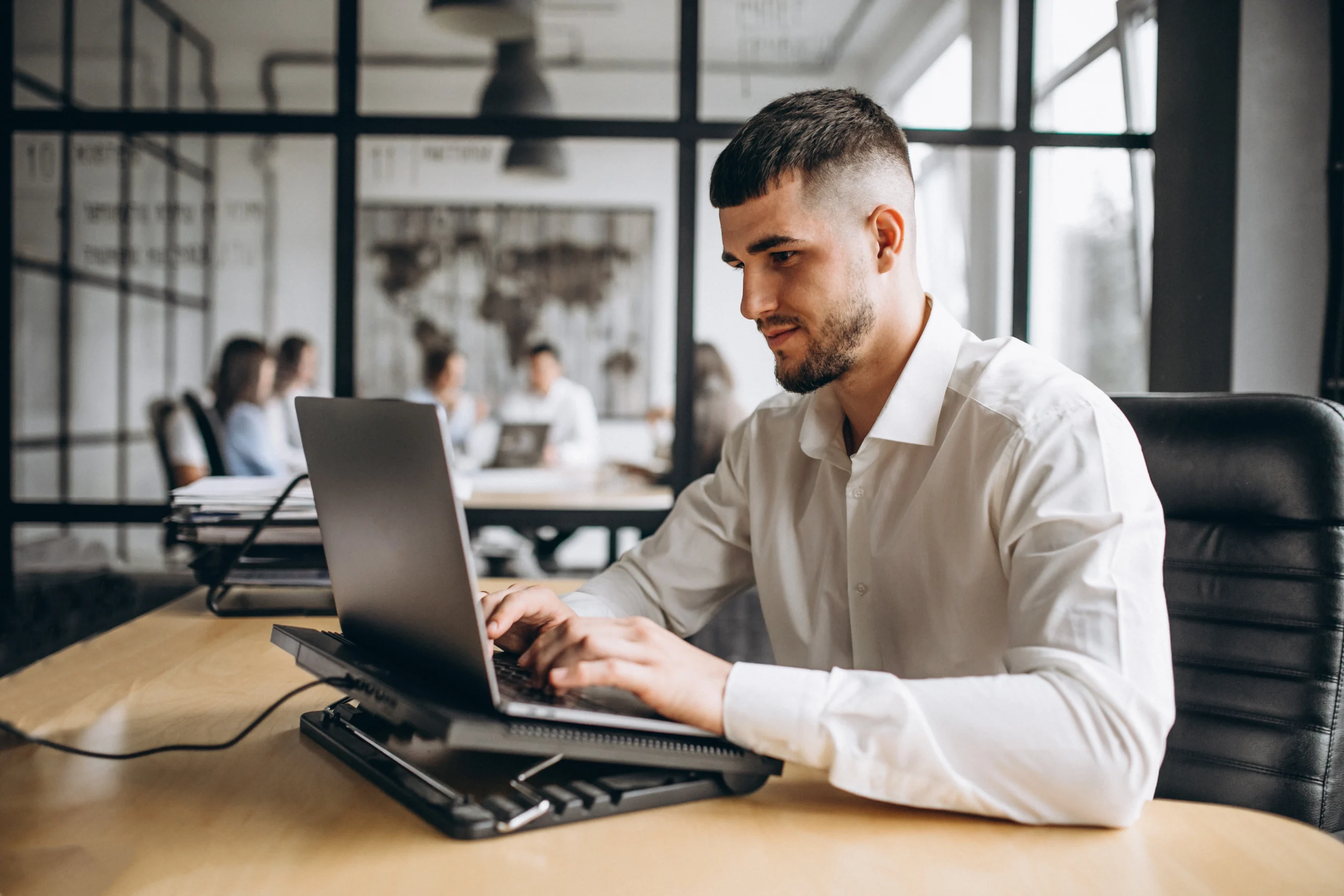 homem de negocios proprietario da empresa no escritorio scaled homem de negocios proprietario da empresa no escritorio scaled