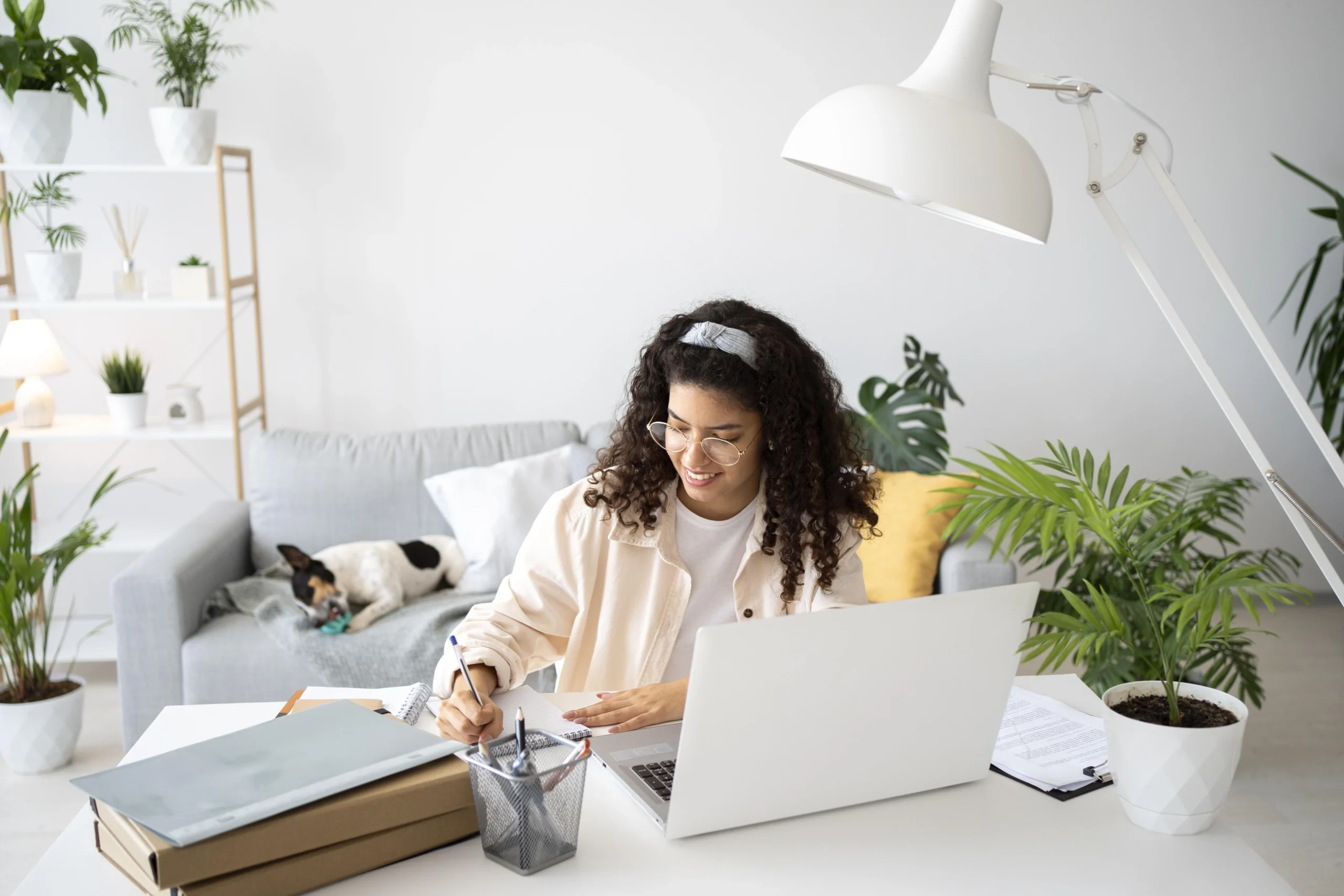 Mulher trabalhando em uma mesa com um laptop Mulher trabalhando em uma mesa com um laptop