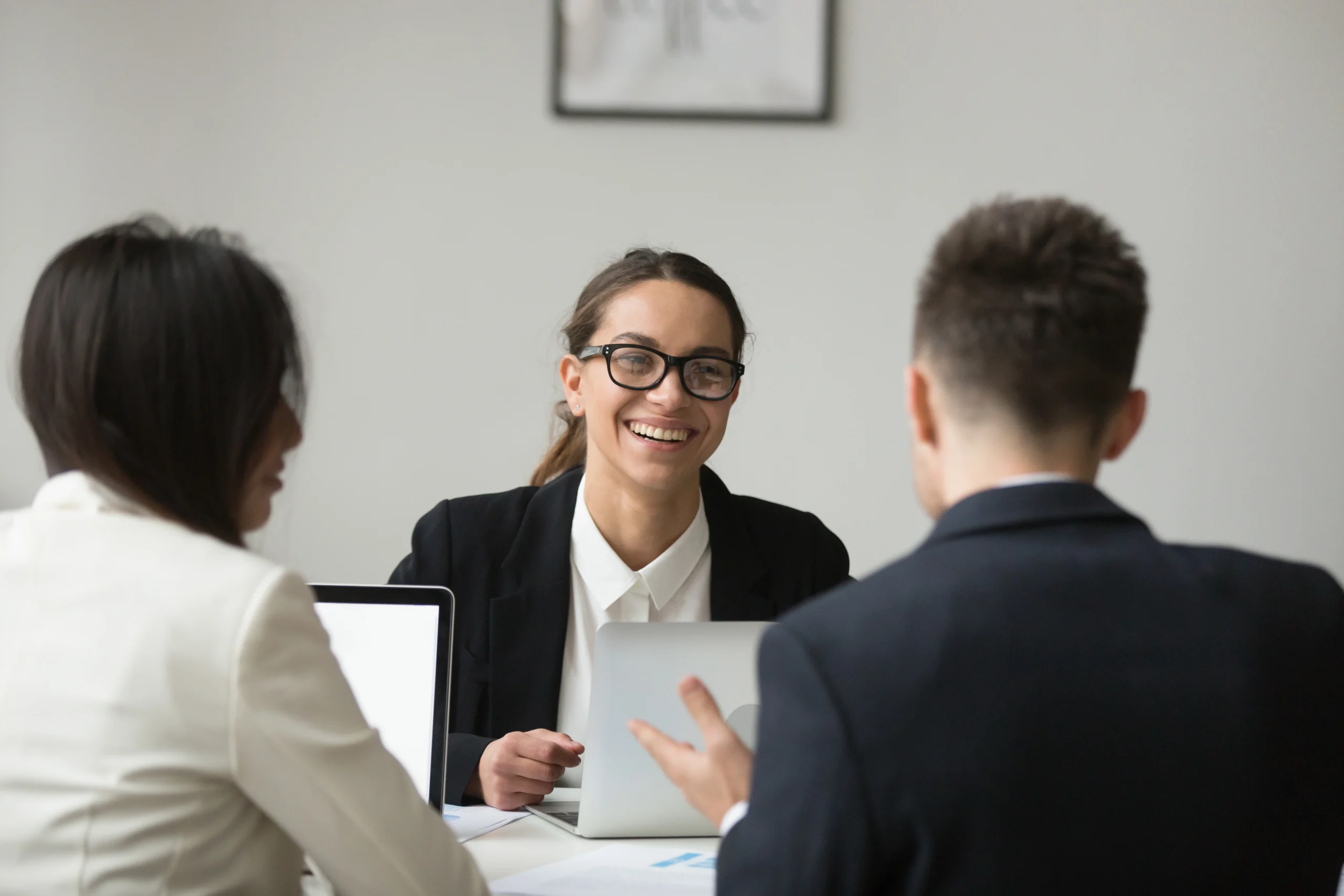 sorrindo executiva falando com subordinado aproximadamente relatorios scaled sorrindo executiva falando com subordinado aproximadamente relatorios scaled