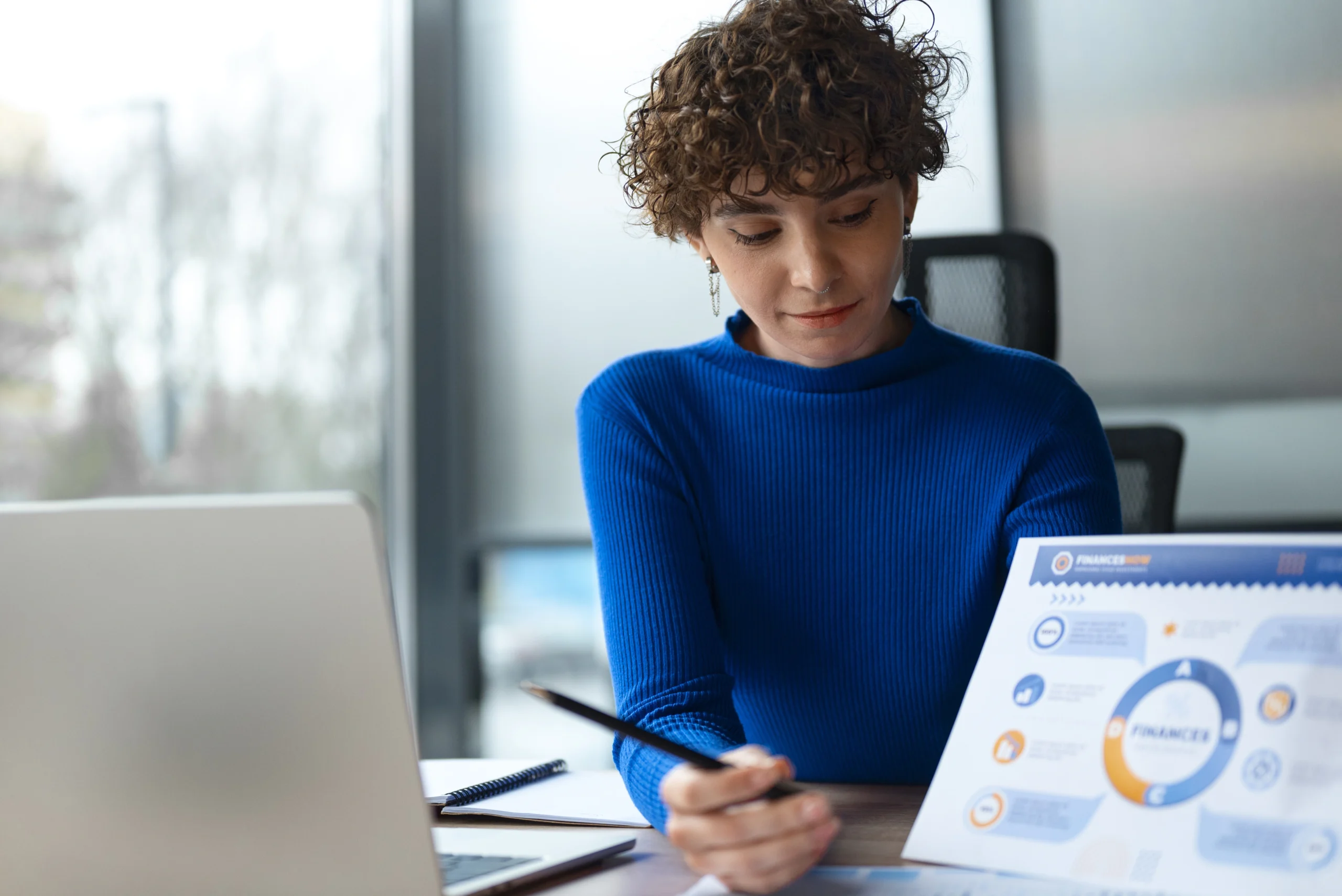 pessoa no escritorio analisando e verificando graficos financeiros scaled pessoa no escritorio analisando e verificando graficos financeiros scaled