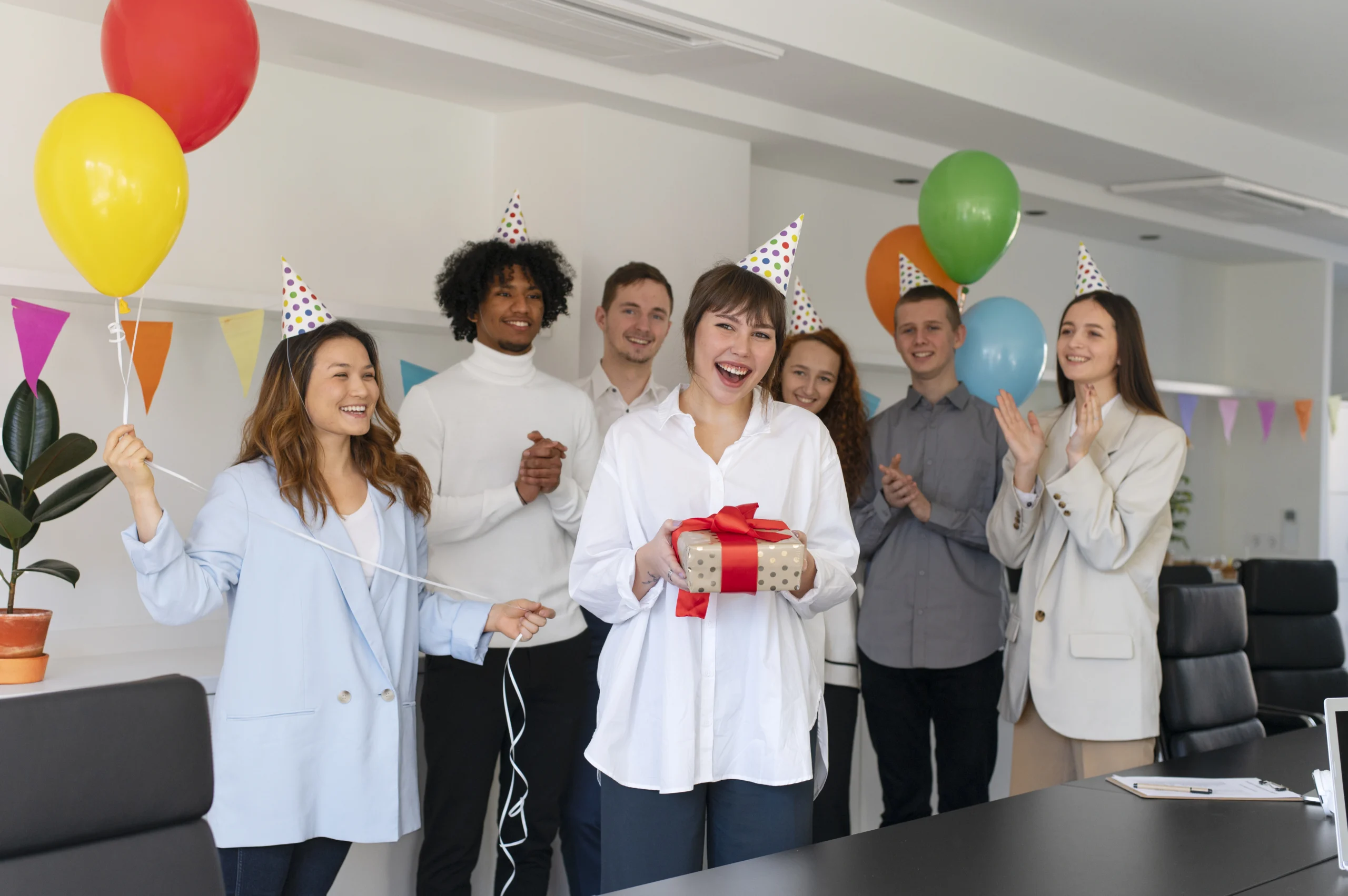 pessoas comemorando no trabalho plano medio scaled pessoas comemorando no trabalho plano medio scaled
