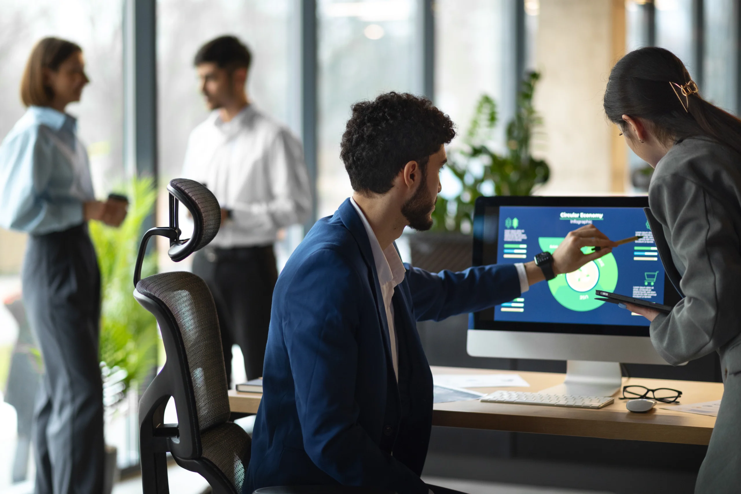 pessoas no escritorio analisando e verificando graficos financeiros scaled pessoas no escritorio analisando e verificando graficos financeiros scaled