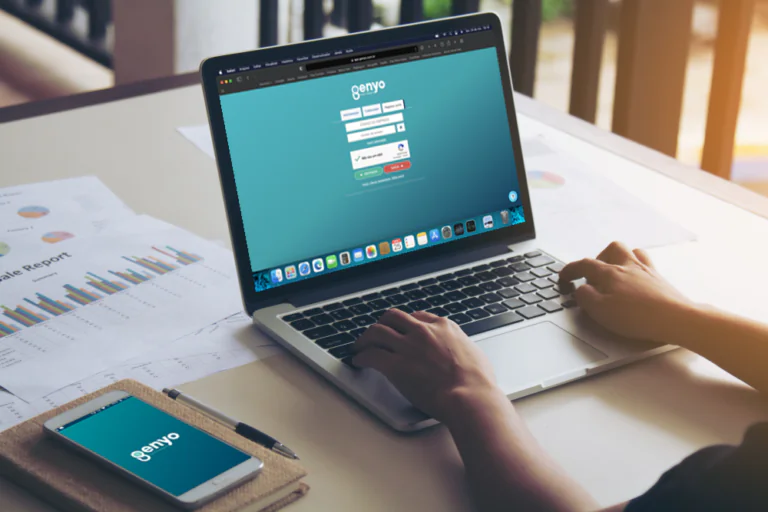 pessoa no computador utilizando o sistema da Genyo para integrar folha de pagamento e ponto digital pessoa no computador utilizando o sistema da Genyo para integrar folha de pagamento e ponto digital